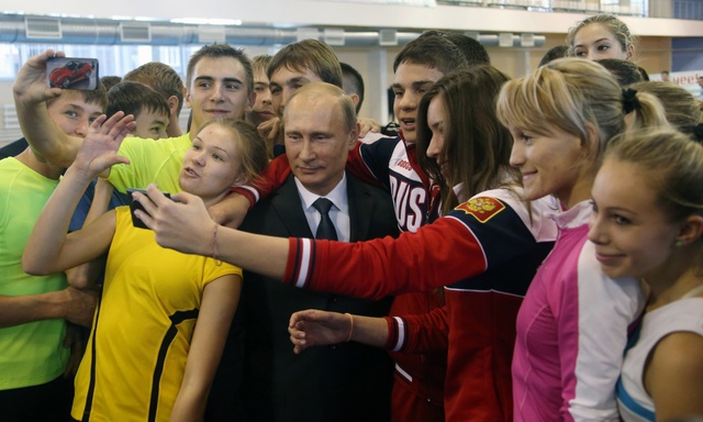 Tổng thống Nga Vladimir Putin chụp ảnh ‘tự sướng’ cùng các vận động viên thiếu niên tại hội nghị về phát triển thể thao ở Cheboksary.