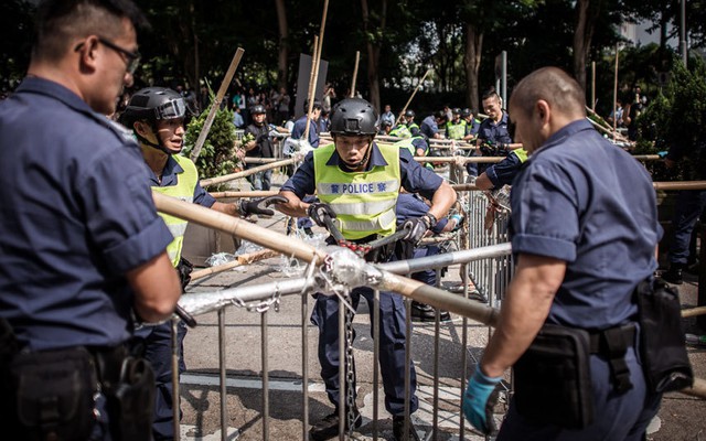 Cảnh sát rỡ bỏ các rào chắn do người biểu tình dựng lên trên đường phố ở Hong Kong.