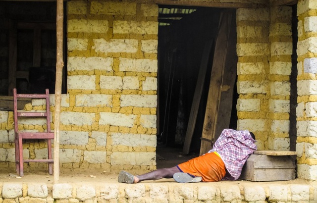 Người đàn ông nhiễm virus Ebola nằm ngoài cửa nhà tại thị trấn Freetown, Sierra Leone.