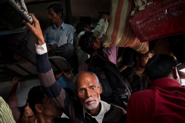 Hành khách đứng trên một toa tàu đông người khởi hành từ New Delhi, Ấn Độ, khi họ cố gắng trở về nhà trước dịp lễ Chhath Puja của đạo Hindu.