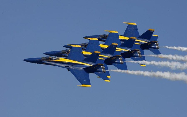 Phi đội biểu diễn Blue Angels của Hải quân Mỹ trình diễn nhào lộn trong ngày khai mạc triển lãm hàng không Houston tại sân bay Ellington, bang Texas, Mỹ.