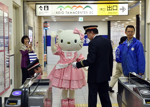 Hình nộm mèo Hello Kitty chào hành khách tại một nhà ga tàu điện ngầm ở Tokyo, Nhật Bản.