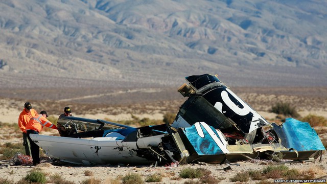 Các quan chức Mỹ kiểm tra xác tàu vũ trụ SpaceShipTwo của công ty Virgin Galactic rơi xuống sa mạc Mojave, bang  California.