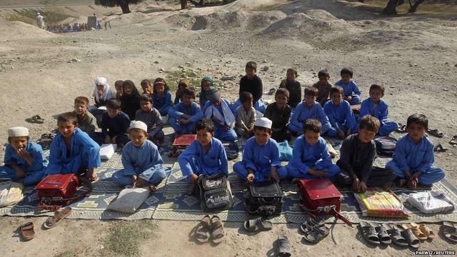 Trẻ em phải ngồi học trong những lớp ngoài trời ở Jalalabad, Afghanistan.