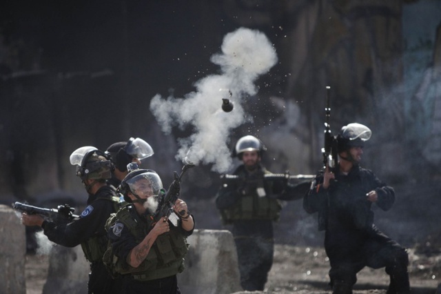 Cảnh sát biên giới Israel bắn lựu đạn hơi cay để giải tán người biểu tình Palestine tại nhà thờ Hồi giáo Al-Aqsa ở Jerusalem.