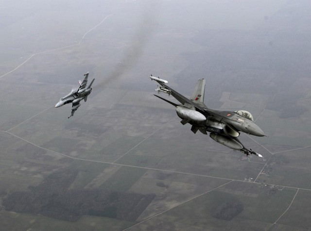 Máy bay chiến đấu F-16 của Không quân Bồ Đào Nha (phải) và chiến đấu cơ CF-18 Hornet của Không quân Canada tuần tra trên không phận Baltics.