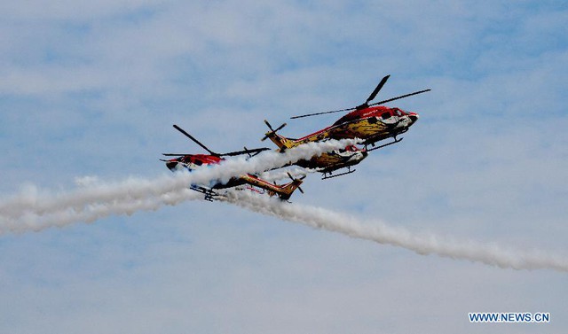 Máy bay trực thăng của Không quân Ấn Độ tham gia diễu hành trên không tại một căn cứ quân sự ở Tezpur.