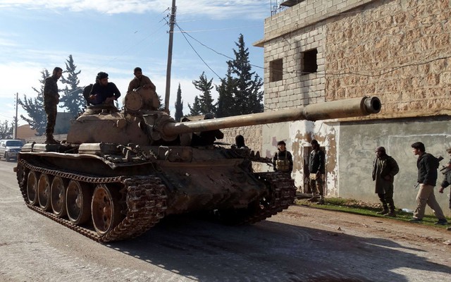 Chiến binh phiến quân Syria lái xe tăng ở phía bắc thành phố Aleppo.