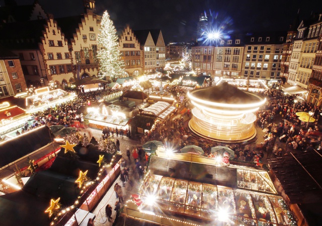 Hàng trăm người tập trung tham dự hội chợ Giáng sinh tại quảng trường Roemerberg ở Frankfurt, Đức.