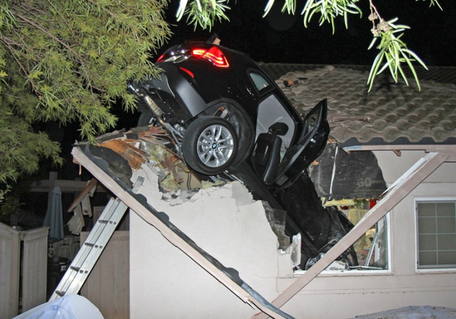 Một chiếc ô tô thể thao mất lái, lao khỏi đường trên cao, trước khi đáp xuống mái của một ngôi nhà phía dưới ở Escondido, California, Mỹ. Tài xế và 1 hành khách không hề bị thương sau tai nạn.