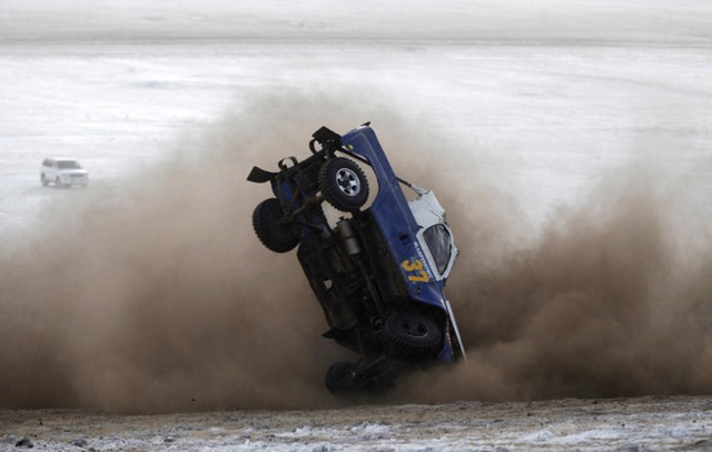 Một chiếc ô tô bị lộn ngược khi tham giam cuộc đua Master Cross Race 2014 tại Suuj Uul, outside Ulan Bator, Mông Cổ.