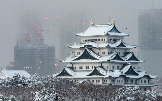 Lâu đài Nagoya được bao phủ bởi một lớp tuyết trắng ở tỉnh Aichi, Nhật Bản.