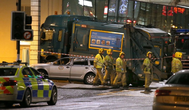 Xe chở rác mất lái đâm vào đám đông tại quảng trường George ở trung tâm Glaslow, thành phố lớn nhất Scotland làm 6 người thiệt mạng và 8 người bị thương nặng.