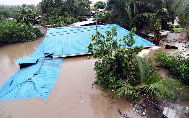 Những ngôi nhà ngập trong nước lũ trên đảo Mindanao, miền nam Philippines.