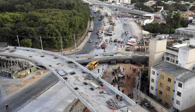 Hiện trường cầu vượt sập tại thành phố Belo Horizonte, Brazil, khiến 2 người thiệt mạng và hàng chục người bị thương.