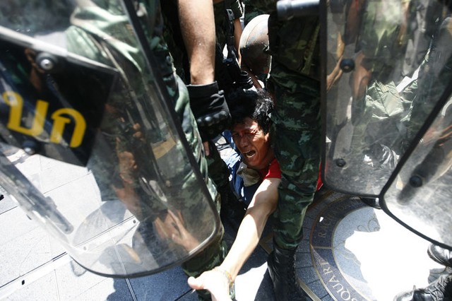 Các binh sĩ bắt giữ một người biểu tình phản đối quân đội đảo chính ở thủ đô Bangkok.
