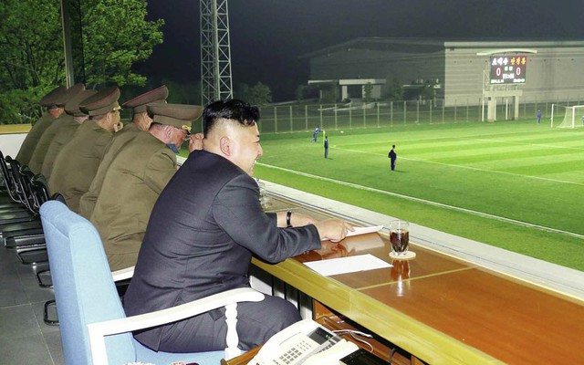 Nhà lãnh đạo Triều Tiên Kim Jong-un thưởng thức một cốc cola trong khi xem bóng đá cùng với các sĩ quan quân đội ở Bình Nhưỡng.