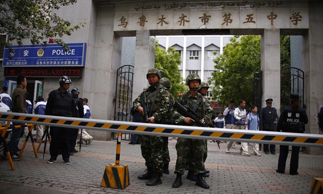 Cảnh sát bán quân sự được triển khai bảo vệ ở thành phố Urumqi, thủ phủ Khu tự trị Tân Cương, Trung Quốc, sau vụ đánh bom khủng bố khiến 31 người thiệt mạng tại thành phố này.