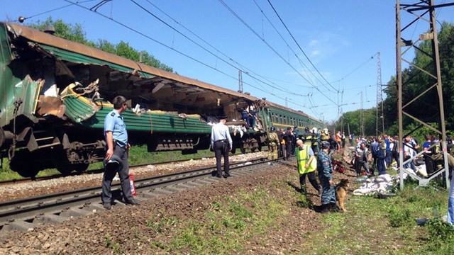Hiện trường vụ tàu hỏa chở hàng và tàu hỏa chở khách đâm nhau ở ngoại ô Moscow, Nga, khiến 6 người thiệt mạng và  45 người bị thương.