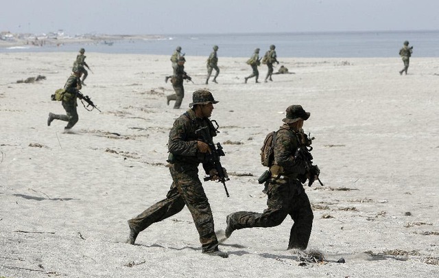 Lính thủy đánh bộ Mỹ và Philippines tham gia cuộc tập trận chung mang tên Boat Raid tại Trung tâm huấn luyện và giáo dục Hải quân ở tỉnh Zambales, Philippines.