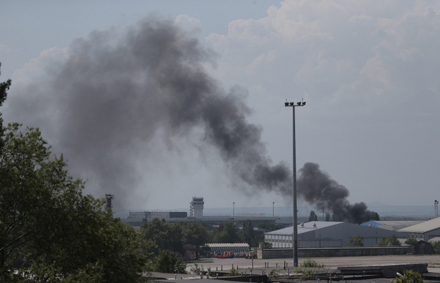 Khói bốc lên từ sân bay quốc tế Donetsk trong cuộc giao tranh ác liệt giữa quân đội Ukraine và các chiến binh thân Nga.