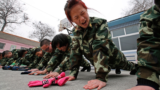 Các học viên tham gia luyện tập theo phong cách quân đội để cai nghiện internet tại Trung tâm giáo dục Qide ở Bắc Kinh, Trung Quốc.