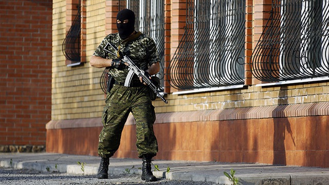 Một thành viên của lực lượng tự vệ bảo vệ một điểm chốt sau vũ tấn công bằng đạn cối của quân đội Ukraine ở ngoại ô thành phố Kramatorsk.