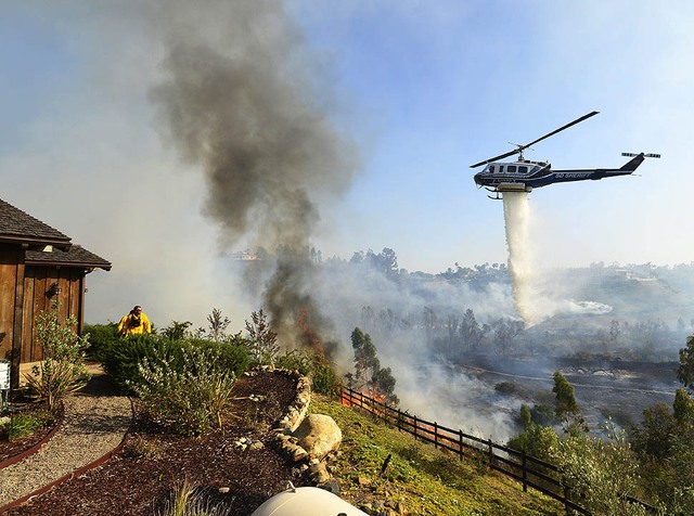 Máy bay trực thăng thả nước chữa cháy rừng ở Santa Fe, San Diego, Mỹ.