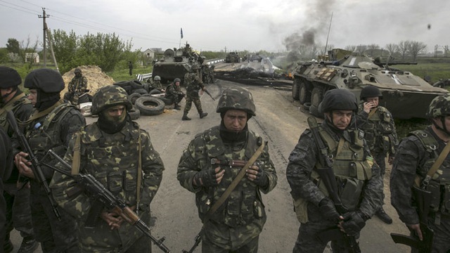 Các binh sĩ Ukraine đứng bảo vệ tại một điểm chốt ở ngoại ô thành phố miền đông Slaviansk.