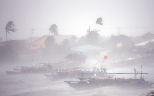 Bão Rammasun gây ra gió mạnh và mưa lớn tại thị trấn ven biển Imus, Philippines.