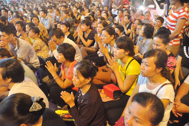 Hàng nghìn người ngồi kín đường dự lễ Vu lan