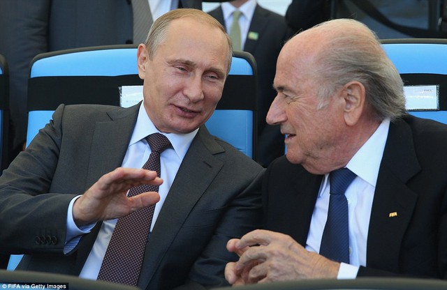 Tổng thống Nga - Vladimir Putin, bên cạnh Chủ tịch FIFA