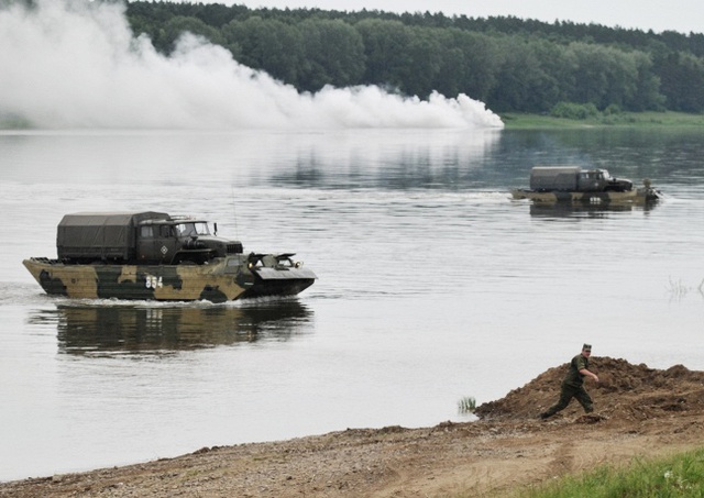 Phương tiện quân sự được vận chuyển qua sông.