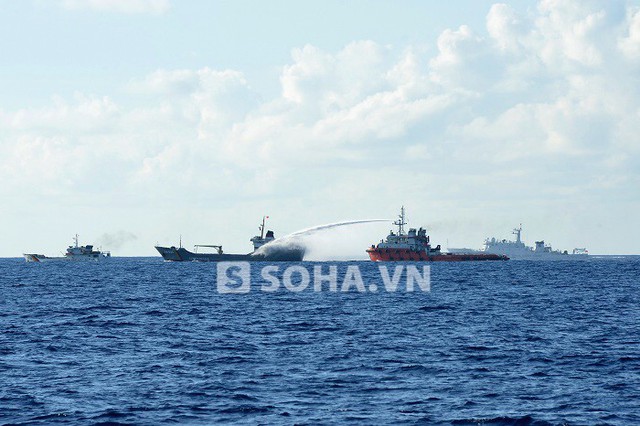 Tàu hải cảnh Trung Quốc phun vòi rồng vào tàu KN635 của Việt Nam ngày 7-6-2014. Ảnh: Trọng Thiết