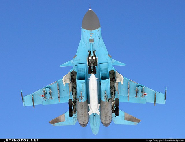 Su-34 có những tiện nghi tạo sự thoải mái cho các phi công khi thực hiện các nhiệm vụ bay dài để tạo thêm hiệu quả. Được thiết kế với Chiều dài: 23,34 m (72 ft 2 in) ;Sải cánh: 14,7 m (48 ft 3 in) ;Chiều cao: 6,09 m (19 ft 5 in)