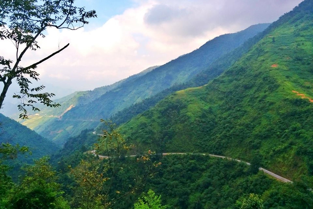 Đèo Khau Phạ là một trong những cung đường đèo quanh co và dốc đứng thuộc hàng bậc nhất&nbsp;nước ta,&nbsp;vượt qua đỉnh núi Khau Phạ, ngọn núi cao nhất vùng Mù Cang Chải. Đèo có độ dài trên 30km, nằm ở khu vực giáp giới giữa huyện Văn Chấn và huyện Mù Cang Chải của tỉnh Yên Bái. (Ảnh: Trang Pear)
