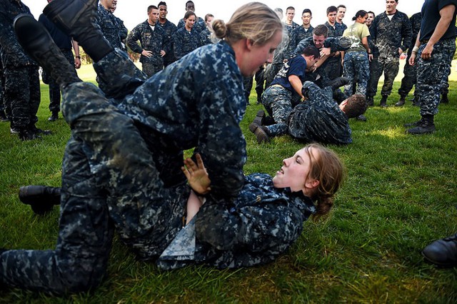 Các học viên năm thứ nhất của Học viện Hải quân Mỹ thể hiện kỹ năng chiến đấu mặt đất trong bài kiểm tra Sea Trials.