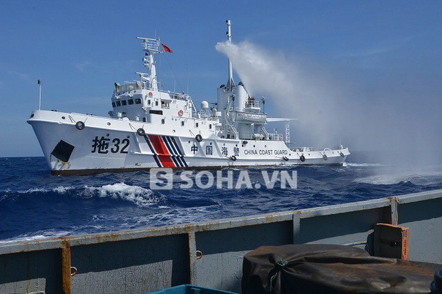 Tàu hải cảnh Trung Quốc số hiệu 32 phun nước vào tàu kiểm ngư KN786