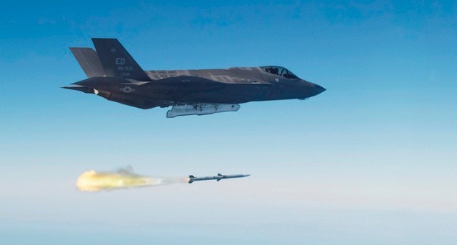 Tiêm kích tàng hình F-35 trong một cuộc thử nghiệm phóng tên lửa không đối không.