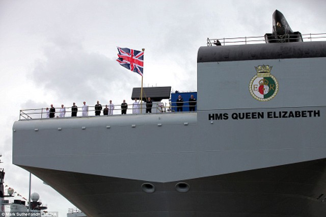 Thủy thủ đoàn của tàu HMS Queen Elizabeth đứng trên boong tàu khi nó chính thức được đặt tên