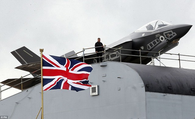 Tàu sân bay HMS Queen Elizabeth được trang bị các tiêm kích tàng hình thế hệ năm F-35B