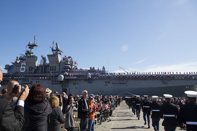 Tàu USS America (LHA-6) tại buổi lễ tiếp nhận.