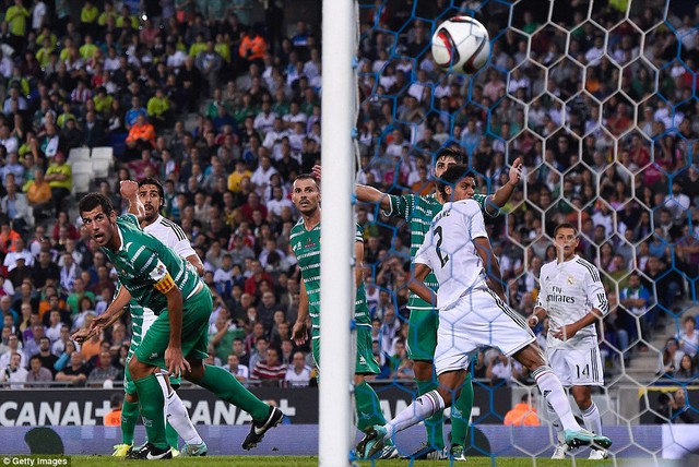 Trung vệ Varane đã tỏa sáng rực rỡ với một cú đúp vào lưới Cornella