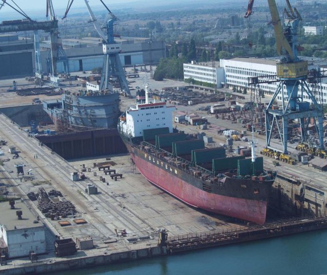 Nhà máy đóng tàu Kerch, nhà máy này có 1 ụ khô với chiều dài 364m, rộng 60m, 