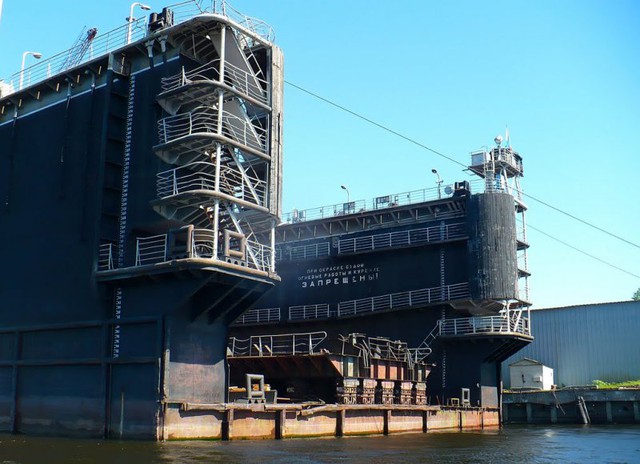 Nhà máy đóng tàu Admiralty ở St. Petersburg. Nhà máy này có 1 ụ khô có chiều dài 259m, rộng 35m và hiện nay nhà máy này đang có rất nhiều hợp đồng đóng tàu cả ở trong và ngoài nước.
