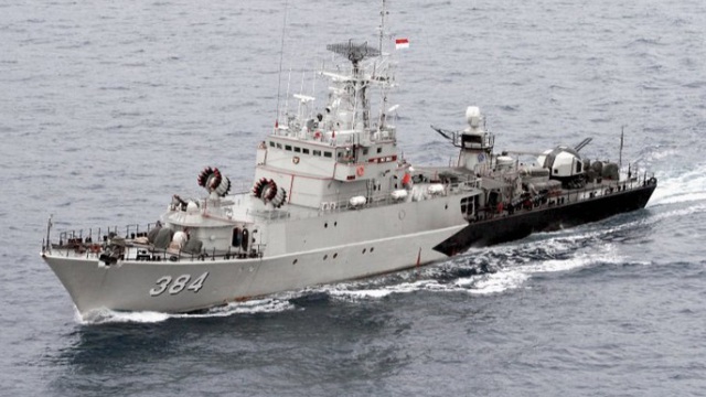 Tàu KRI Pati Unus (384) cùng lớp Kapitan Pattimura với tàu KRI Sultan Thaha Syaifuddin (876).