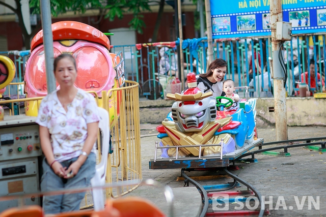 Cô đưa bé qua cung văn hóa thiếu nhi Hà Nội chơi.