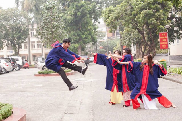 Linh và các bạn trong lớp đã cùng nhau quãng thời gian vui vẻ và đáng nhớ. Các bạn đã cùng nhau ghi lại những khoảnh khắc đẹp nhất của tất cả thành viên lớp Triết k31.