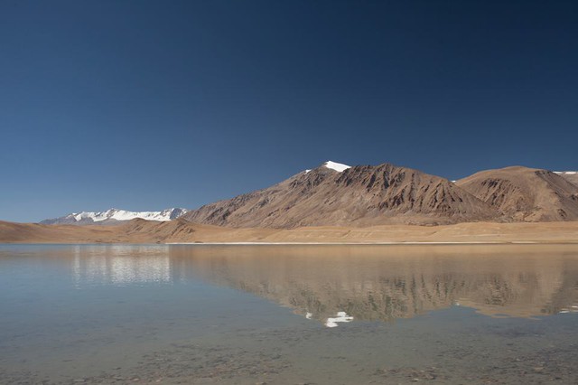 Chia sẻ trên trang cá nhân, nhiếp ảnh Tâm Bùi cảm thấy may mắn khi được tới Ladakh - 1 thành phố nhỏ nằm dưới dãy Himalaya-vào mùa thu. Lá bắt đầu vàng và trời trong veo không một gợn mây. Lâu lâu mình lên bầu trời mà cứ nghĩ đó là một “bầu trời giả” vì mình chưa từng thấy 1 bầu trời nào hoàn hảo không tì vết như vậy.