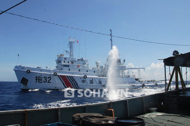 Tàu hải cảnh số hiệu 32 của Trung Quốc đang phun nước vào tàu kiểm ngư Việt Nam sáng 4-6-2014 tại khu vực giàn khoan Hải Dương 981